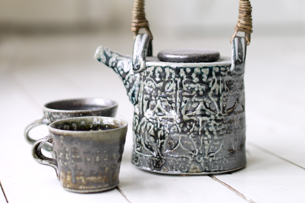 anne-mette-hjortshoj-teapot-and-mugs