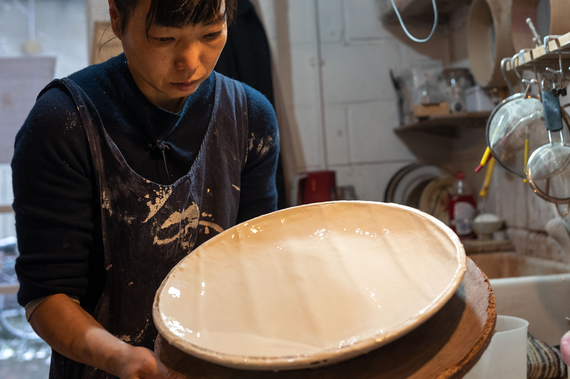 masterclass akiko hirai making large dishes slate Talking Pots | Svend Bayer | Monumental Jars glaze